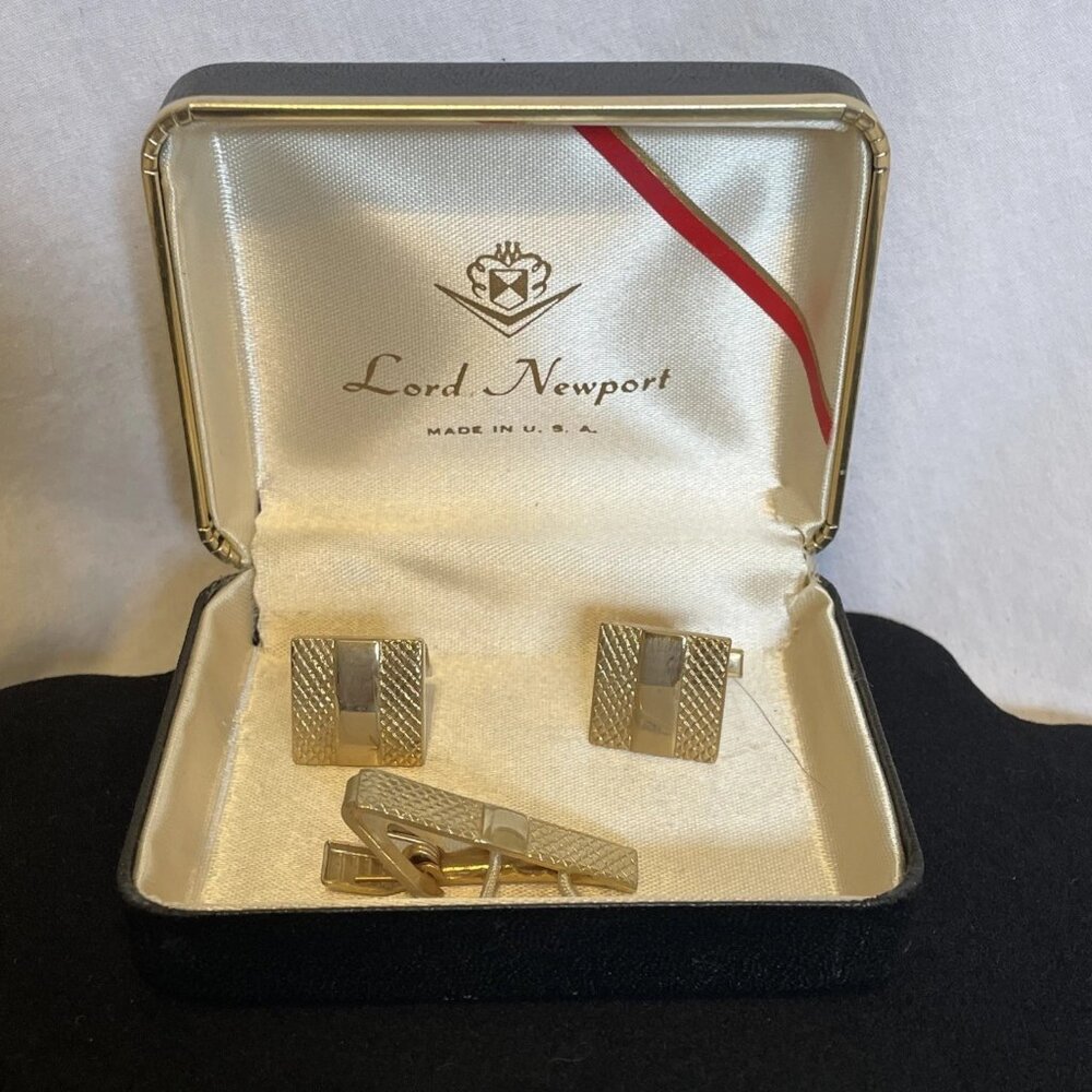 Lord Newport Textured Gold Tone Finish Polished Center Bar Cufflink Tie Clip Set